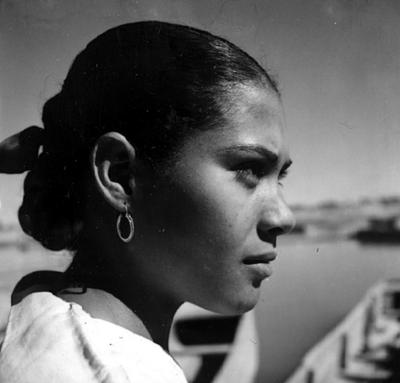 Mulher sentada em barco