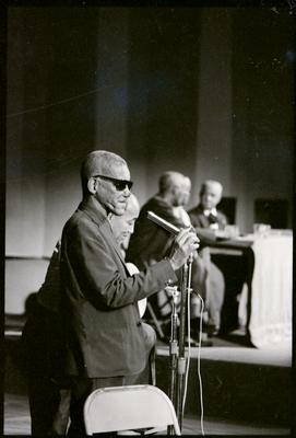 Cartola ao microfone