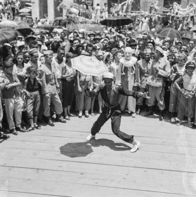 Passista de frevo no carnaval de rua de Recife