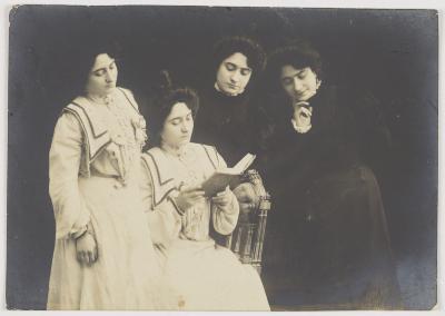 Retrato de mulher lendo, em múltipla exposição