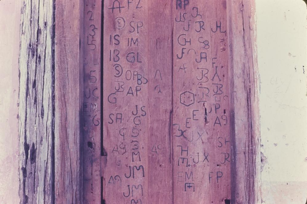 Porta com marcas de ferro usado para marcar gado