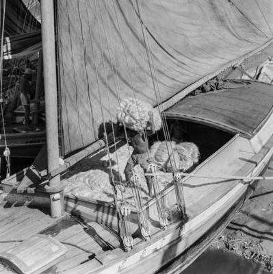 Homens descarregando juta