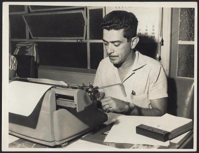 Miltinho com máquina datilográfica