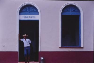 Homem em entrada de escritório