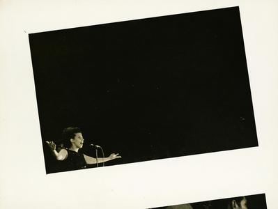 Nana Caymmi ao microfone