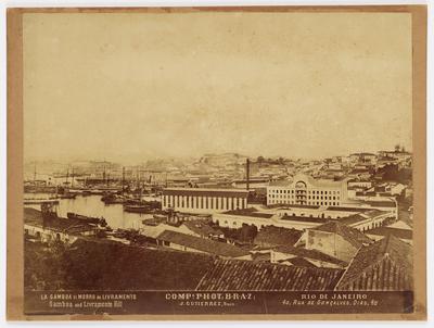 Gamboa e, ao fundo, o Morro do Livramento