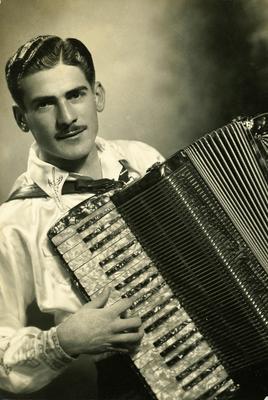 Mario Zan com a sanfona