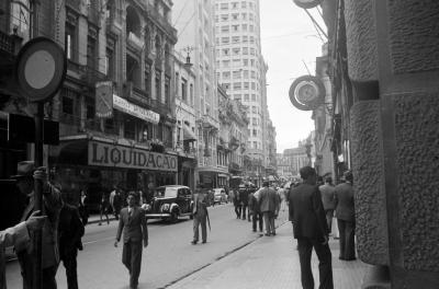 Pedestres e automóveis na rua 15 de Novembro