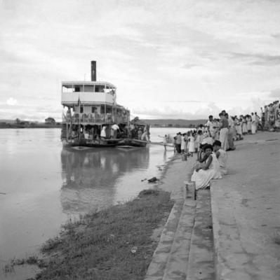 Pessoas à beira do rio São Francisco