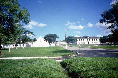 Chafariz da Boa Morte e Casa de Câmara e Cadeia (à direita)