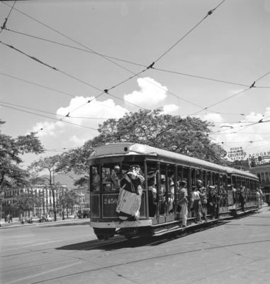 Bonde no carnaval lotado de foliões
