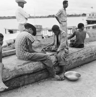 Meninos jogando damas às margens do Rio São Francisco