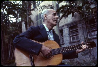 Alberto Ribeiro com o violão