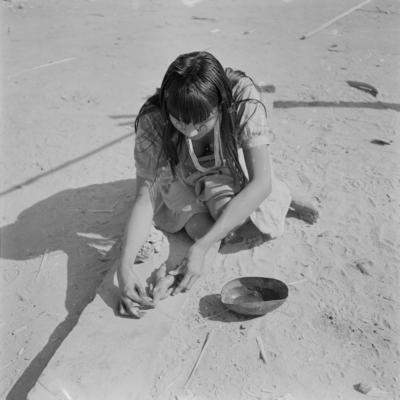 Mulher do povo Karajá confeccionando bonecas de cerâmica chamadas  Ritxòkò