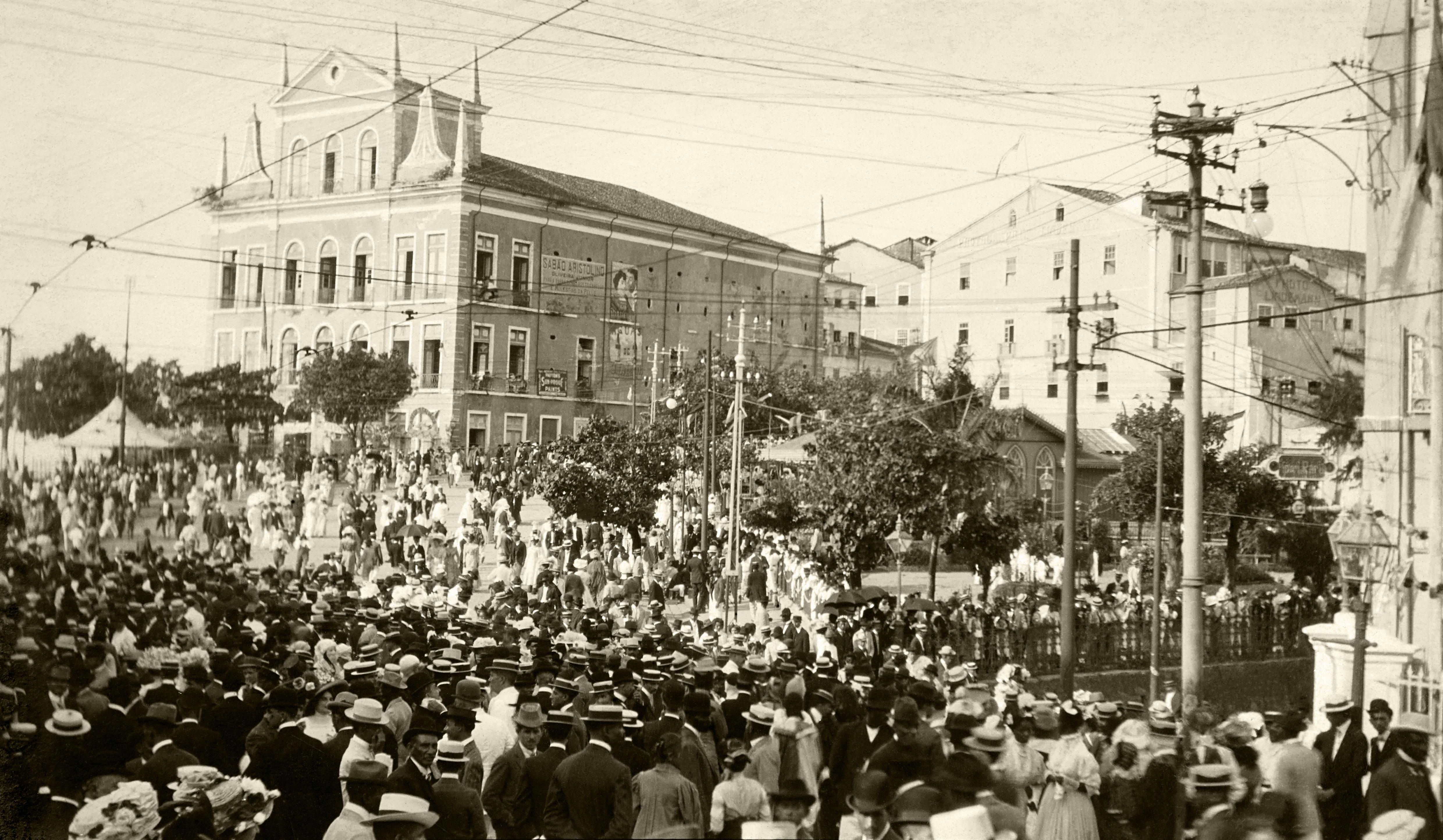 Carnaval no largo do Teatro