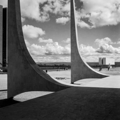 Supremo Tribunal Federal, ao fundo o Museu Histórico de Brasília