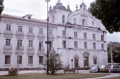 Igreja de Santo Alexandre e antigo colégio jesuíta (à esquerda)