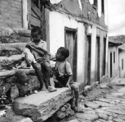 Aspectos de Congonhas, casario com criança