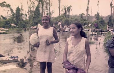 À esquerda está Edna de Cássia, no papel de Iracema