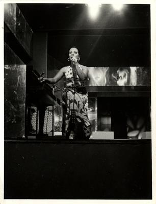 Elizeth Cardoso ao microfone