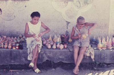 Ceramistas pintam a cerâmica para vender