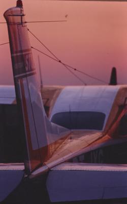 Asa de avião ao pôr do sol