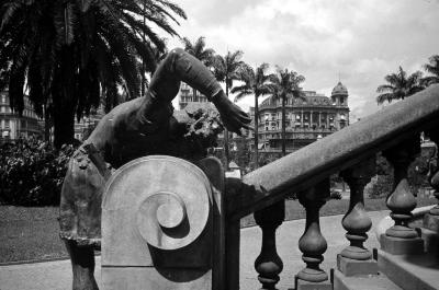 Escultura em escadaria na esplanada do Teatro Municipal