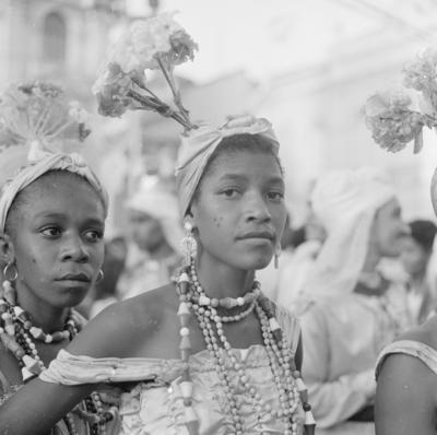 Crianças desfilando em agremiações carnavalescas