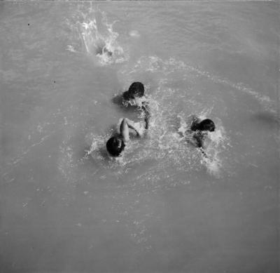 Rio Guamá, crianças nadando