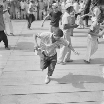 Passista de frevo no carnaval de rua de Recife