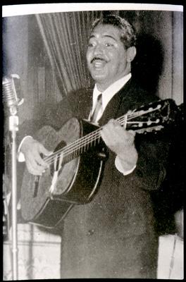 Dorival Caymmi ao microfone com o violão (reprodução)