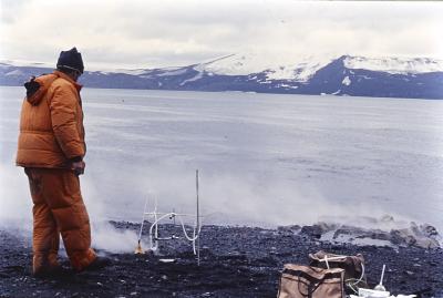 Vulcanólogo faz medições no solo
