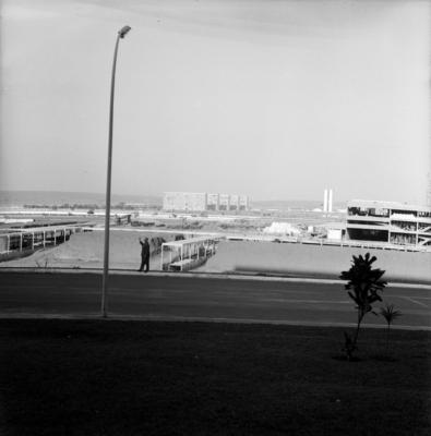 Herivelto Martins aponta para a Esplanada dos Ministérios