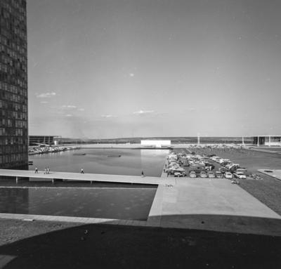 Congresso Nacional. À esquerda, o Palácio do Planalto e ao fundo o Museu Histórico de Brasília. Á direita, o Supremo Tribunal Federal