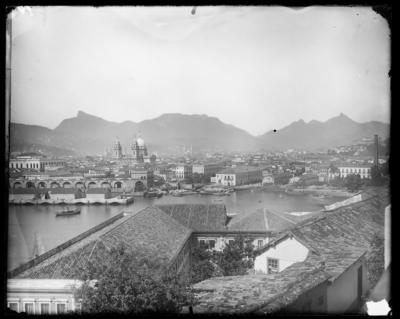 Vista do centro da cidade a partir da Ilha das Cobras