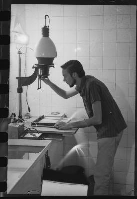 Jorge Bodanzky no laboratório fotográfico do Instituto Central de Artes (ICA)