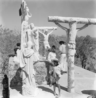 Romeiros em torno de crucifixos
