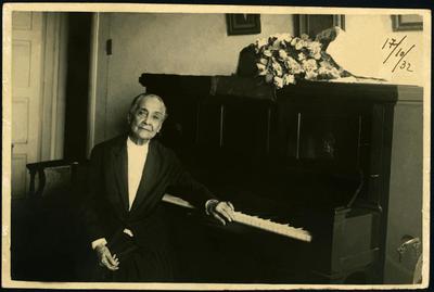 Chiquinha Gonzaga ao piano