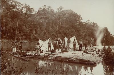 Expedicionários em acampamento junto a homens indígenas
