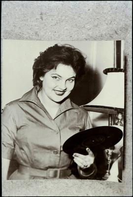 Maysa com disco (reprodução)