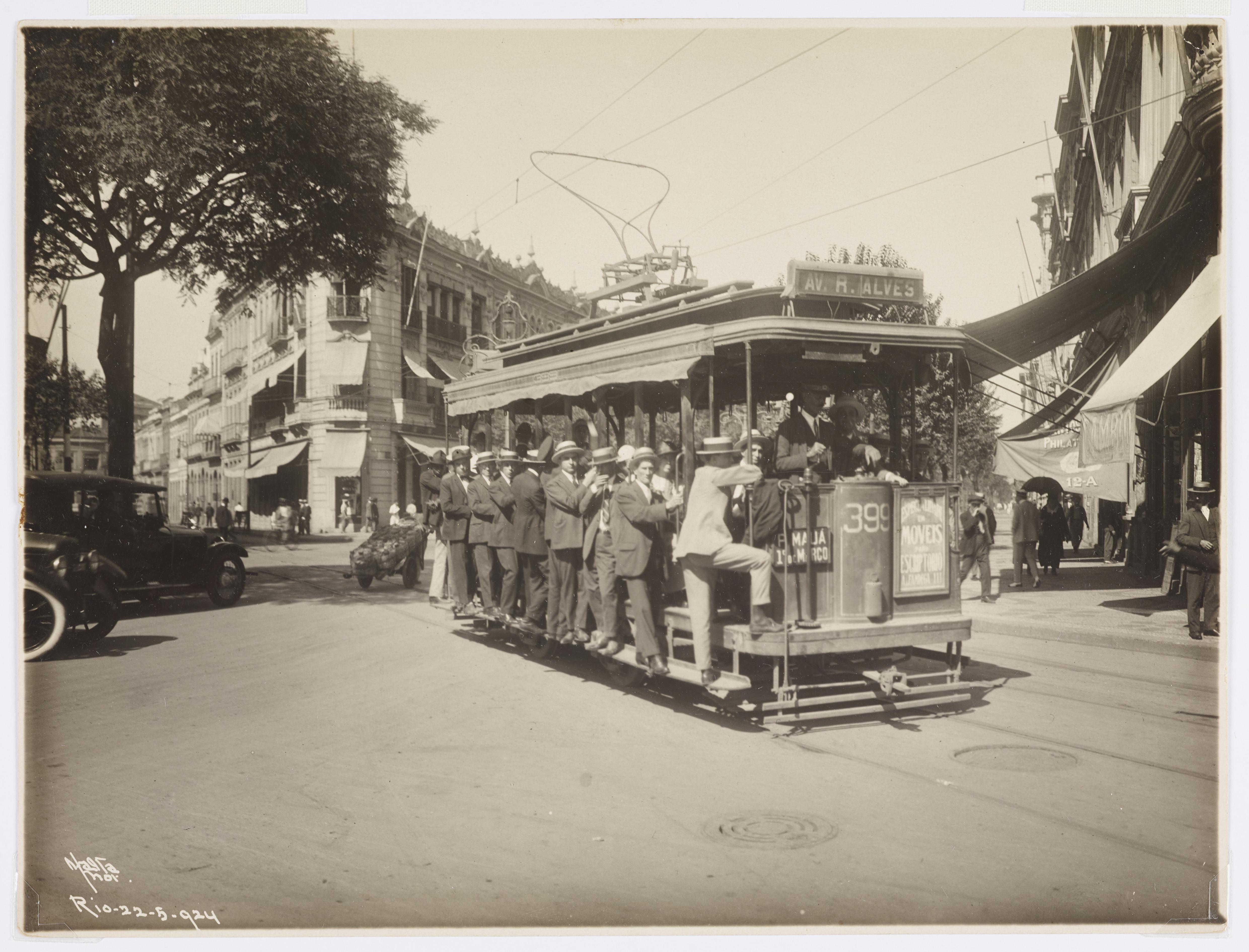 Bonde com destino à rua Rodrigues Alves