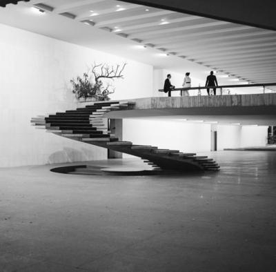 Recepção em homenagem à Rainha Elizabeth II. A escada helicoidal foi projeto dos arquitetos Milton Ramos e Joaquim Cardoso