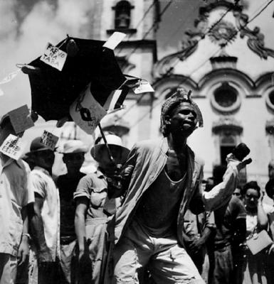 Passista de frevo no carnaval de rua em frente à Igreja Matriz do Santíssimo Sacramento de Santo Antônio