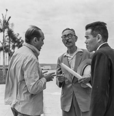 Oscar Niemeyer e outras pessoas não identificadas