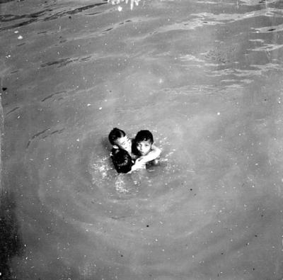 Rio Guamá, crianças nadando