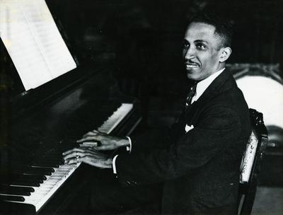 Nelson Ferreira ao piano