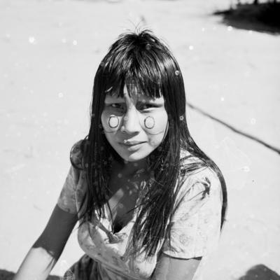 Mulher do povo Karajá confeccionando bonecas de cerâmica chamadas Ritxòkò