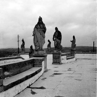 Profeta Daniel (no meio)