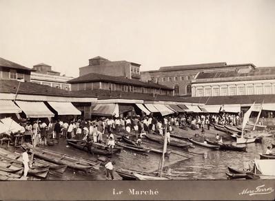 Mercado da Praia do Peixe e, ao fundo, Alfândega