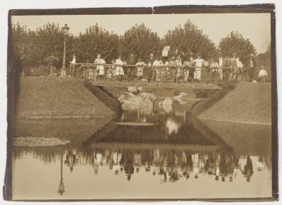 Grupo de pessoas sobre ponte da praça da República